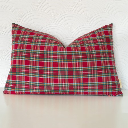 Red tartan pillow with gold thread rectangular 40x60 cm.jpg